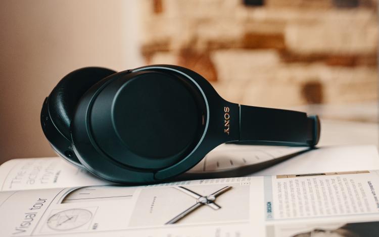 Sony WH-1000 XM4 är en av hörlurarna med mikrofon som vi skriver om i denna artikel.