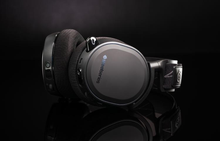 Steelseries Arctis 7 är en av de bättre gaming hörlurarna med mikrofon.
