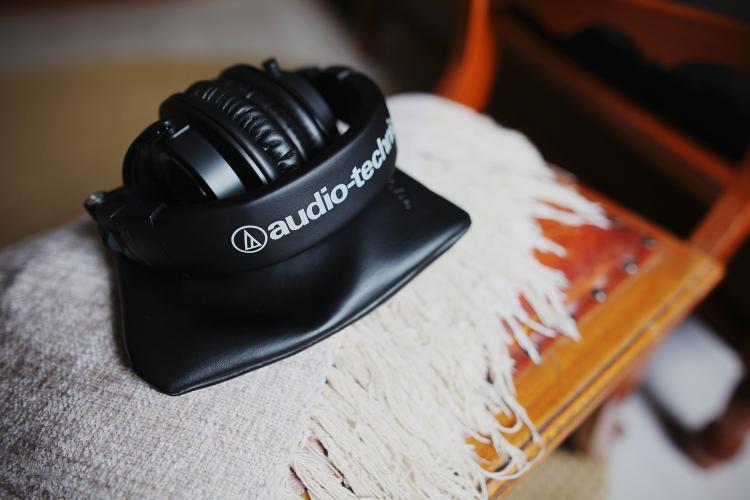 Audio-Technica BPHS1 är ett bra broadcast stereo hörlurar med mikrofon som passar för inspelning av sång och vocals.