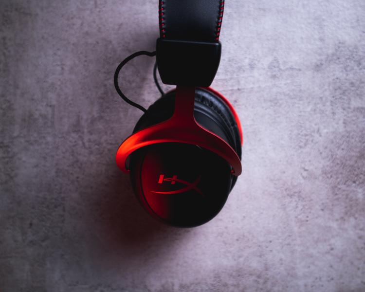 HyperX Cloud Revolver S är ett par gaming hörlurar med mikrofon som är användbar i många scenarion.